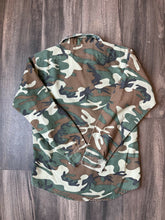 Load image into Gallery viewer, 1990’s Woodland Camo Lightweight Button Up Shirt (M)