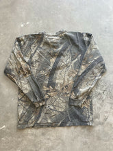Load image into Gallery viewer, Vintage Duxbak Realtree Hardwoods Camo Henley Shirt (M)