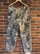 Load image into Gallery viewer, Wrangler Mossy Oak Break Up Men's Jeans 40x32