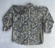 Load image into Gallery viewer, Mossy Oak Treestand Chamois Button Down (L)