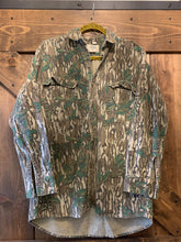 Load image into Gallery viewer, Mossy Oak Greenleaf LS Button Up (M)🇺🇸