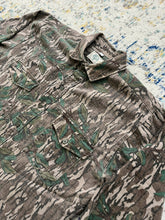 Load image into Gallery viewer, Vintage Mossy Oak Greenleaf Chamois Button Up Size L