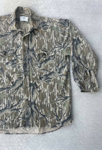 Load image into Gallery viewer, Mossy Oak Treestand Chamois Button Down (L)