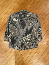 Load image into Gallery viewer, Vintage Mossy Oak Break Up Camo Chamois Button Up (M)