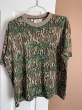 Load image into Gallery viewer, Mossy oak single stitch T-shirt (L)