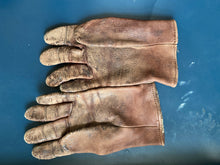 Load image into Gallery viewer, Old Deerskin Gloves - L/10