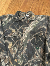 Load image into Gallery viewer, 00’s Vintage Mossy Oak Shadow Branch Chamois Button Up (M)🇺🇸