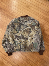 Load image into Gallery viewer, Vintage Walls Advantage Camo Jacket