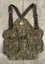 Load image into Gallery viewer, 90’s Duxbak Mossy Oak Greenleaf Strap Vest (L/XL)🇺🇸