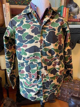Load image into Gallery viewer, Saftback Vintage Camo Jacket, Size Small
