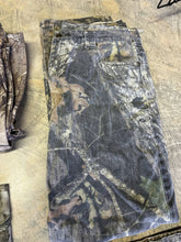 Load image into Gallery viewer, Cabelas Mossy Oak Pants (36R)