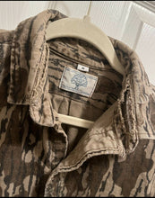 Load image into Gallery viewer, Mossy Oak Bottomland Chamois Button Up Shirt (M) 🇺🇸