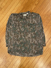 Load image into Gallery viewer, Vintage Mossy Oak Green Leaf Lightweight Button Up (XL)