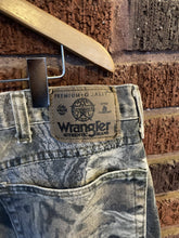 Load image into Gallery viewer, Wrangler Mossy Oak Break Up Men's Jeans 40x32
