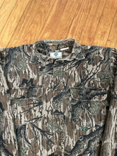 Load image into Gallery viewer, Vintage Mossy Oak Treestand Chamois Button Up (M)🇺🇸