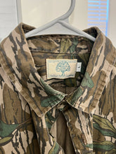 Load image into Gallery viewer, Mossy Oak Green Leaf Button Up (L)