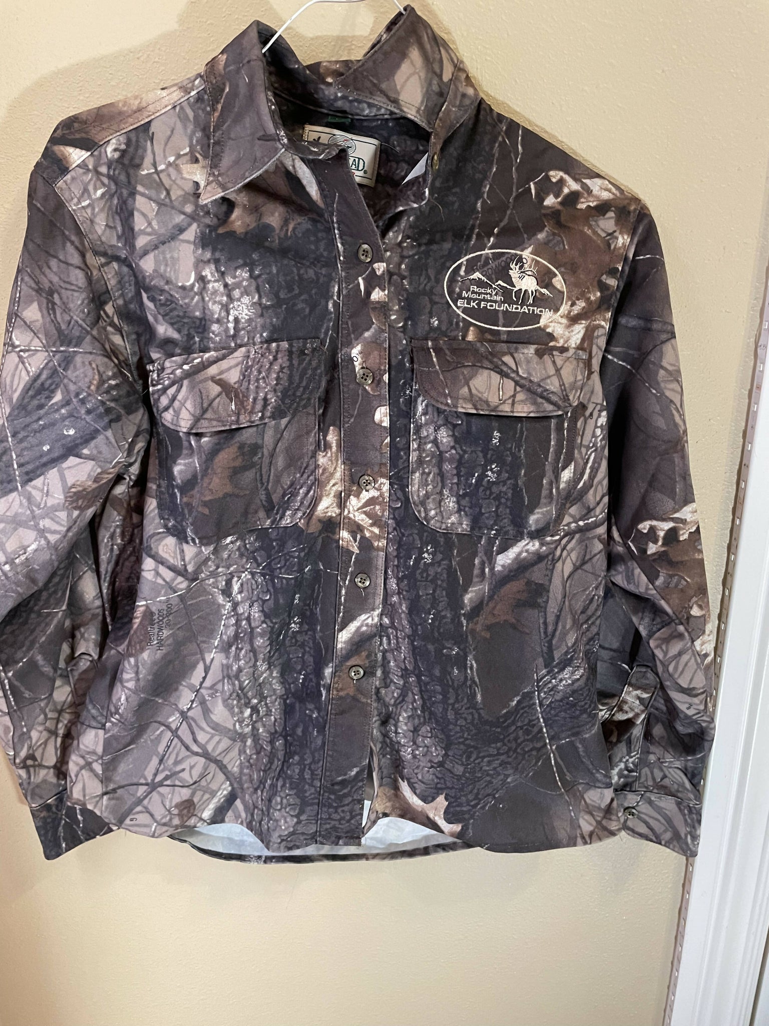 Rocky Mountain Elk Foundation Button Up Shirt (M) – Camoretro