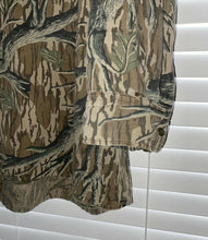 Load image into Gallery viewer, Vintage Mossy Oak Treestand Longsleeve Button Down (XL/XXL)🇺🇸