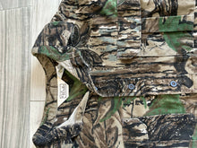 Load image into Gallery viewer, Vintage Realtree Walls Button-Up - XL