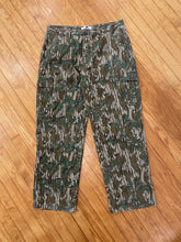 Load image into Gallery viewer, Vintage Mossy Oak Green Leaf Pants