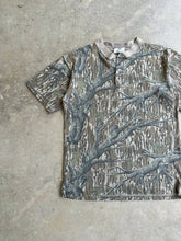 Load image into Gallery viewer, Vintage Mossy Oak Treestand Camo Henley (M/L)🇺🇸