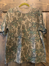 Load image into Gallery viewer, Mossy Oak Greenleaf Pocket T