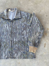 Load image into Gallery viewer, Vintage Walls Realtree Camo Lightwieght Jacket (L/XL)