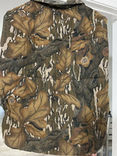 Load image into Gallery viewer, Reversible Mossy Oak Treestand Fall Foliage Vest (M)🇺🇸