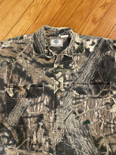 Load image into Gallery viewer, Vintage Mossy Oak Break Up Camo Chamois Button Up (M)