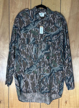 Load image into Gallery viewer, Mossy Oak Treestand Shirt (L)