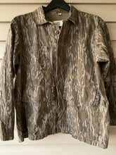 Load image into Gallery viewer, Mossy Oak Shirt Jacket (L)