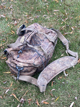 Load image into Gallery viewer, Tangle free Waterfowl Mossy Oak Floating Blind Bag w/ GHG Wader Straps