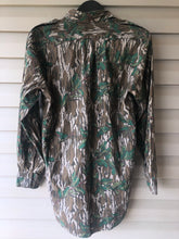 Load image into Gallery viewer, Mossy Oak Green Leaf Shirt (M/L)