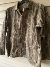 Load image into Gallery viewer, Mossy Oak Shirt Jacket (L)