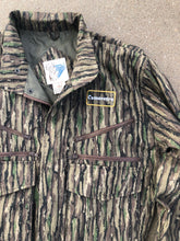 Load image into Gallery viewer, Camoretro Trophy Club Realtree Jacket (M)