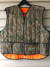 Load image into Gallery viewer, Camoretro Green Leaf Reversible Vest (M)