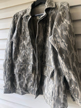 Load image into Gallery viewer, Mossy Oak Bottomland Jacket (L)