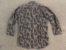 Load image into Gallery viewer, Mossy Oak Bottomland Chamois Shirt (M)