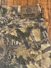 Load image into Gallery viewer, Wrangler Mossy Oak Jeans (36x33) 🇺🇸