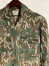 Load image into Gallery viewer, Mossy Oak Greenleaf Chamois Shirt (M)