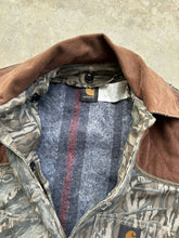 Load image into Gallery viewer, 90’s Vintage Carhartt Treestand Camo Blanket Lined Jacket (M) 🇺🇸