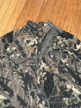 Load image into Gallery viewer, Vintage Mossy Oak Break Up Short Sleeve Button Up (XL)🇺🇸