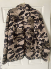 Load image into Gallery viewer, North Face camo jacket (L)