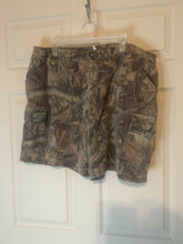 Load image into Gallery viewer, Duxbak Camo shorts