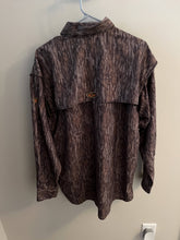 Load image into Gallery viewer, Drake Mossy Oak Bottomland button down shirt Size Medium