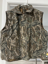 Load image into Gallery viewer, Reversible Mossy Oak Treestand Fall Foliage Vest (M)🇺🇸