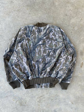 Load image into Gallery viewer, Vintage Masterguide by Simmons Treestand Camo Bomber Jacket (L/XL) 🇺🇸