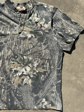 Load image into Gallery viewer, Vintage Mossy Oak Break Up Simmons Sporting Goods Henley (L)