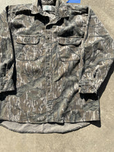 Load image into Gallery viewer, Vintage Mossy Oak Treestand Chamois Button Up (L/XL)