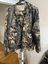 Load image into Gallery viewer, Vintage Mossy Oak Jacket (XL)🇺🇸